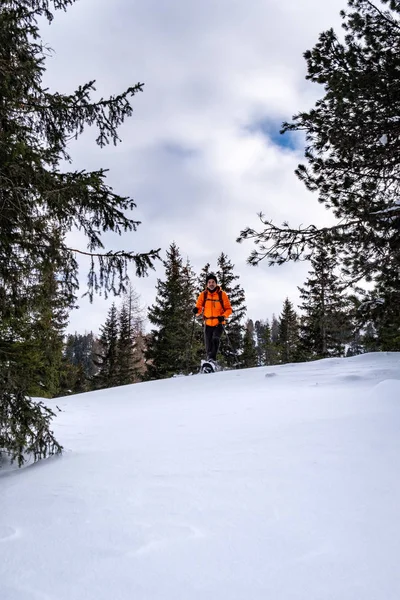 Mannen Med Orange Jacka Snöskor Snö Täckta Scheibelalm Semesterorten Hohentauern — Stockfoto