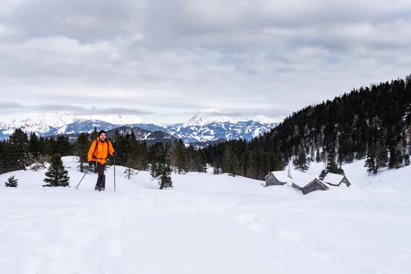 Ember Narancssárga Kabátot Nyaralóhely Hohentauern Panorámás Kilátással Ennstaler Alpok Hegyek — Stock Fotó