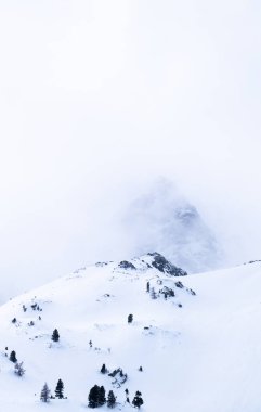 Scheibelalm tatil beldesi Hohentauern üzerinden panoramik dağ Grosser Bsenstein bulutlu bir winterday üzerinde