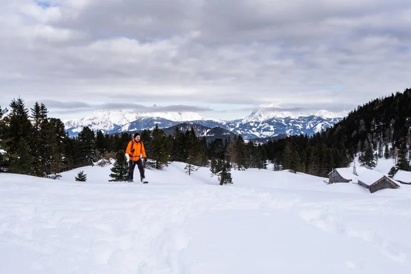 Ember Narancssárga Kabátot Nyaralóhely Hohentauern Panorámás Kilátással Ennstaler Alpok Hegyek — Stock Fotó