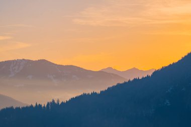 Köyden Puergg Vadisi Ennstal üzerinden panoramik Dağları Gumpeneck ve Hangofen Styria, Avusturya için üzerinden günbatımı için