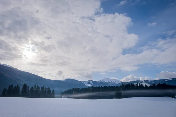 雪に悪い Mitterndorf からの眺めは オーストリア シュタイアー マルク州の冬の曇りの日に山 Kammspitz をカバー — ストック写真