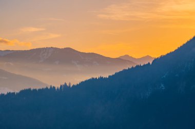 Günbatımı Ennstal Vadisi'ne üzerinde Han Gumpeneck, dağların üzerinden görüntülemek