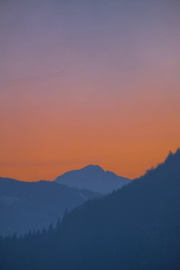 Vadiye günbatımı dağ Gumpen üzerinden Ennstal üzerinden dikey görünüm