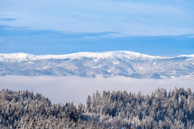 Karlı dağ Stubalpe, Packalpe sisli Vadinin üzerinden görüntülemek