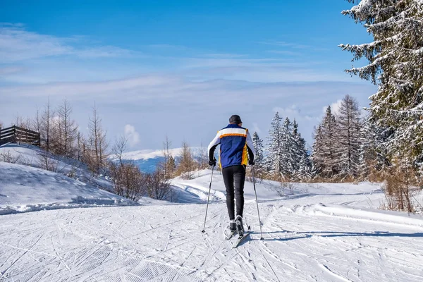 Adam au güneşli kış harikalar kayaklı koşu sırasında