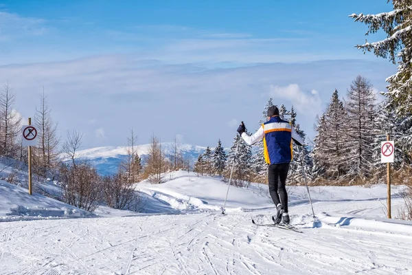 Mann beim Langlaufen im sonnigen Winterwunderland in Au — Stockfoto