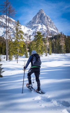 Adam Kaiserau thruogh ormanda dağ Admonte ile snowshoeing