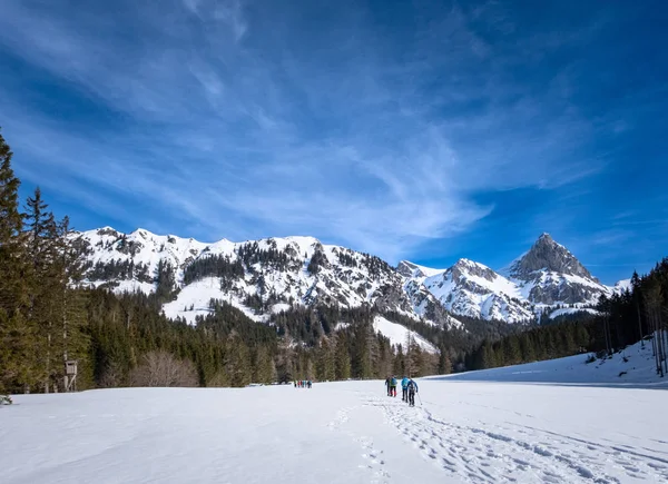 Adultos raquetas de nieve en la meseta nevada Kaiserau con montaña Admon — Foto de Stock