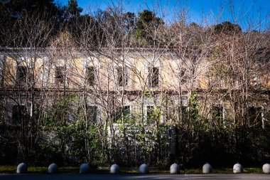 Kayıp yer otel yobaz çit ve ağaçların arkasında terk
