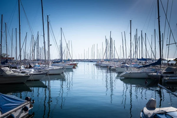 Muelle de madera con muchos barcos y yates en el puerto deportivo — Foto de Stock