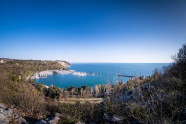 Sistiana bay harbor ve plaj için panoramik görünüm