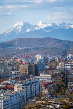 Kaleden Ljubljana üzerinde dağ silsilesi Kamnik – Savin görüntüleyin.
