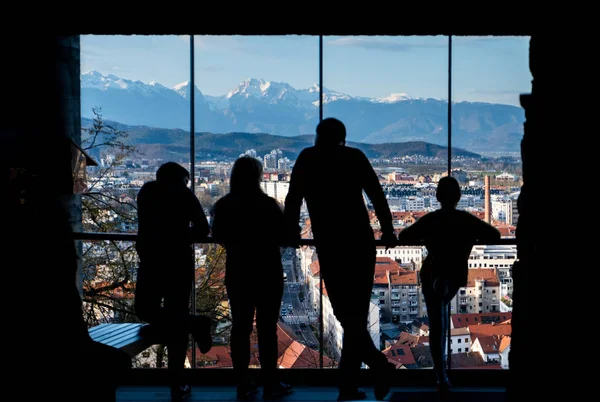 Familys силуети, дивлячись на гірський хребет Kam Любляна — стокове фото