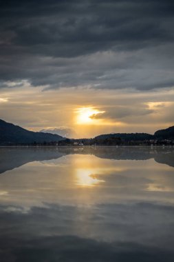Lake Woerthersee üzerinden günbatımı dağlar Pyramidenkogel, Dobratsch