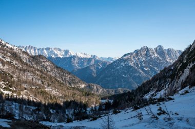Vrsic 'den görünüm. dağlar Veliko Spicje, Trentski Pelc, Sreb