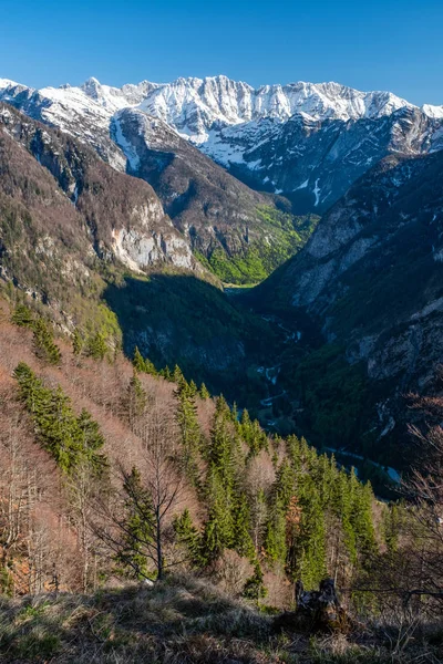Vista desde Vrsic a través del valle de Soca a las montañas en Slowenia — Foto de Stock