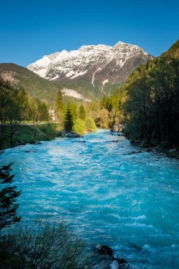 Triglav Milli Parkı 'ndaki dağa Soca nehrinden görünüm