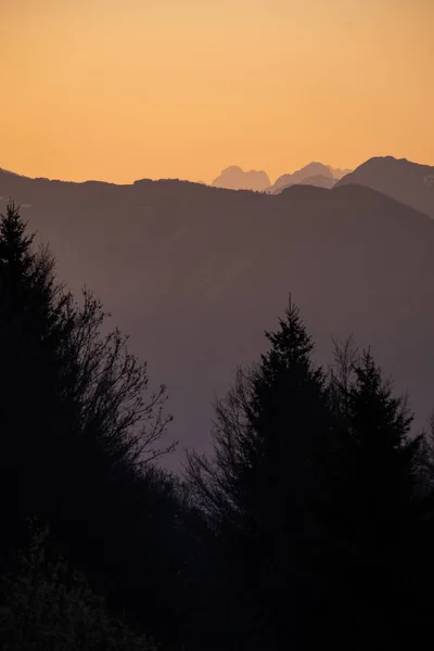 Puesta de sol sobre las montañas Mangart, Kanin en los Alpes Julianos en primavera — Foto de Stock