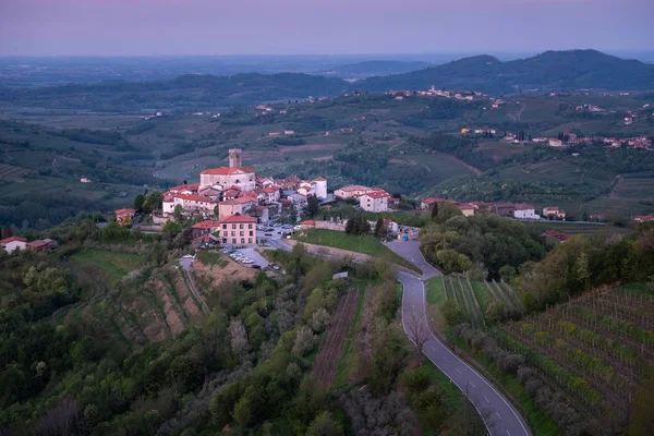 Městečko Smartno mezi vinicemi v vinařské oblasti Brda ve Slovenu — Stock fotografie