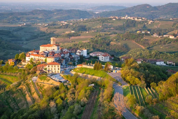 Městečko Smartno mezi vinicemi v vinařské oblasti Brda ve Slovenu — Stock fotografie