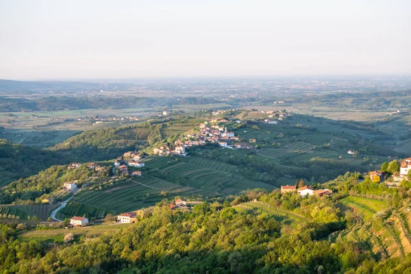 Obec Kozana mezi vinicemi v vinařské oblasti Brda ve Slovinsku — Stock fotografie