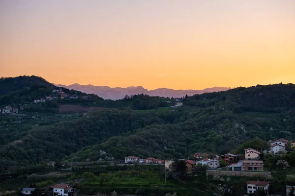 Soluppgång över Brda Vineyard Hills och Mountain Triglav i Sloveni — Stockfoto