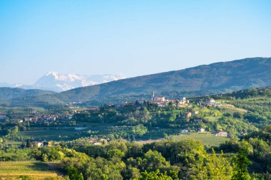 Julian Alps ile Slovenya Brda küçük köy Smartno