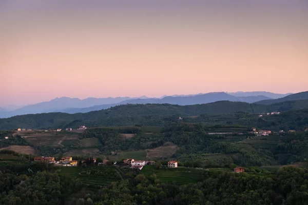 Východ slunce nad vinosými kopci od vesnice Vedrijan a Julian Alp — Stock fotografie