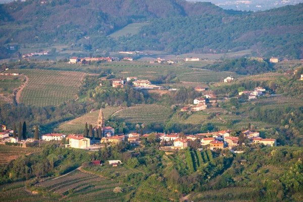 Ráno ve vesnici Biljana s farním kostelem v Brdě, Slovinsko. — Stock fotografie