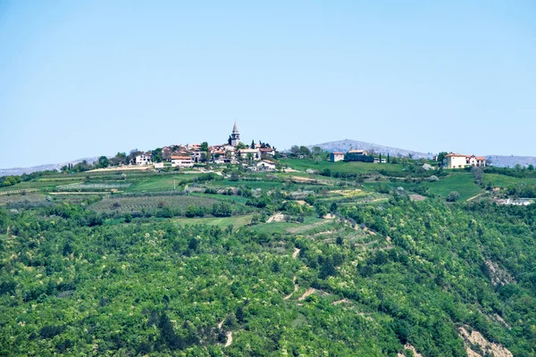 Village Vrh nära Lake Butoniga i Istrien med bergs struts — Stockfoto