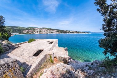 Istria, Hırvatistan'daki Rabac'a kayıp yer limanından görünüm