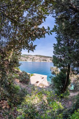 Istria, Hırvatistan'daki Rabac'a kayıp yer limanından görünüm