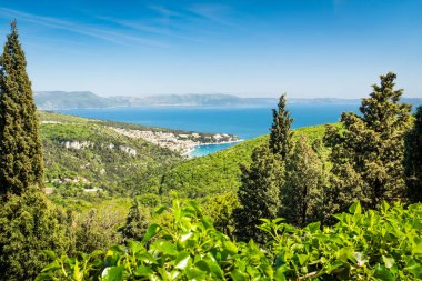 Adriyatik Denizi'nde, Istria, Hırvatistan'da Rabac kasabası ile körfez