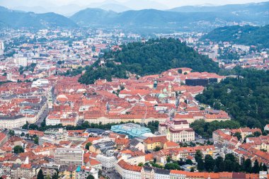 Schlossberg, Uhrturm, Central Park, Opera ile Şehir Graz Merkezi Manzarası