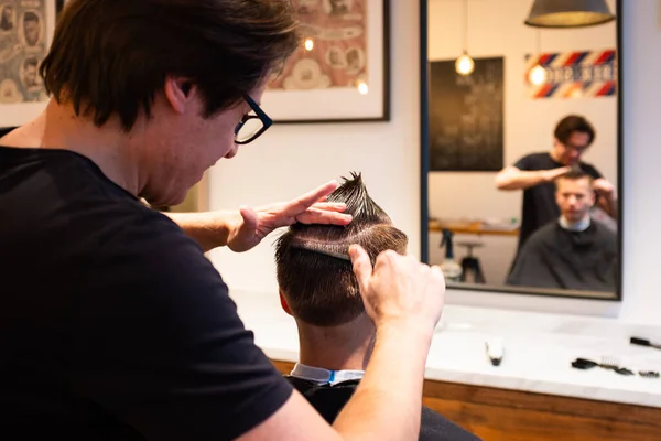 Barbeiro Cabeleireiro Cabelo Jovem Com Pente Sua Barbearia Pronto Para Imagem De Stock