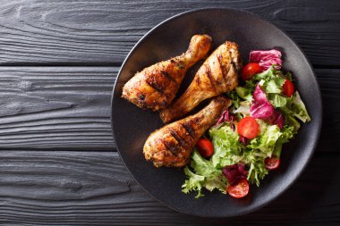 Barbekü Izgara tavuk sopaları ve taze sebze salatası tatlı bir plaka üzerinde bir hizmet. abov üzerinden yatay Üstten Görünüm