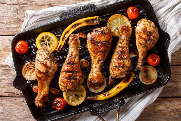 Huis Barbecue Gegrilde Kip Drumstick Benen Met Groenten Een Koekenpan — Stockfoto