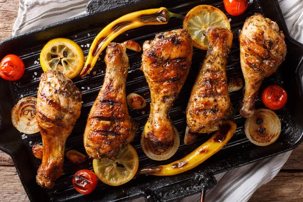 Makanan Lezat Kaki Paha Ayam Panggang Dengan Sayuran Dalam Panci — Stok Foto