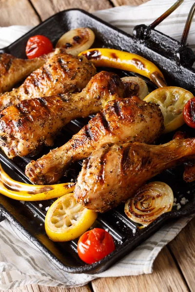 Fried Chicken Drumstick Vegetables Grill Pan Close Table Vertica — Stock Photo, Image