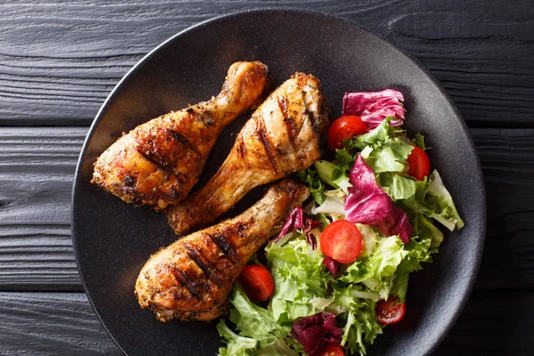 Lekker Eten Serveren Gegrilde Kip Drumsticks Vers Fruit Salade Close — Stockfoto