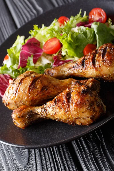 Crispy Grilled Chicken Legs Fresh Vegetable Salad Close Plate Vertica — Stock Photo, Image