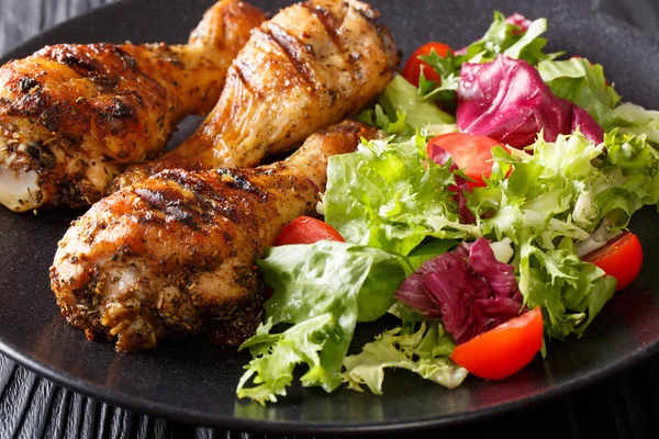 美味的食物 烤鸡腿和新鲜蔬菜沙拉在盘子里特写 Horizonta — 图库照片
