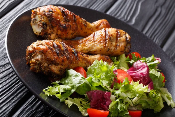 Servir Barbecue Pilons Poulet Grillés Salade Légumes Frais Dans Une — Photo