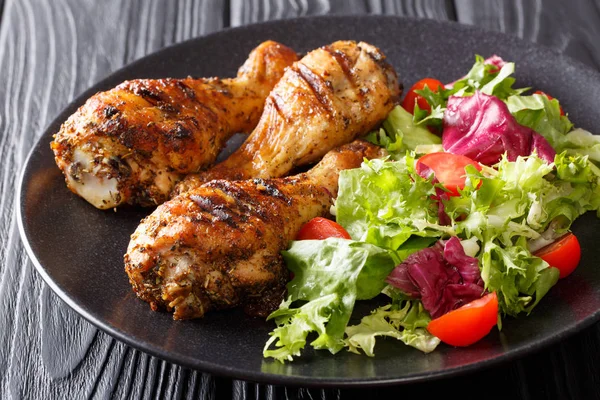 Κοτόπουλο Ψητό Κοτόπουλο Και Φρέσκα Λαχανικά Μαύρο Φόντο Closeup Ορι — Φωτογραφία Αρχείου