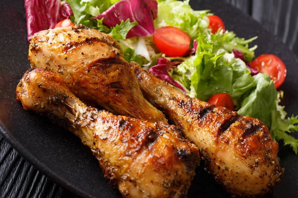 Heiße Gegrillte Hühnerkeulen Und Frischer Salat Großaufnahme Auf Einem Teller — Stockfoto