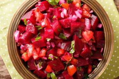 Afrika gıda: Fas pancar salatası soğan, domates ve otlar yakın çekim tablosundaki ile. abov üzerinden yatay üstten görünüm