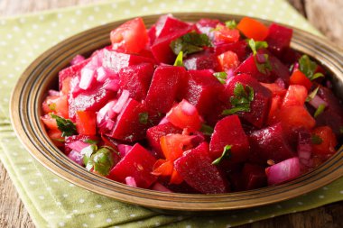 Soğan, domates ve otlar zeytin yağı yakın bir plaka üzerinde çekim ile haşlanmış pancar gelen lezzetli salata. Horizonta