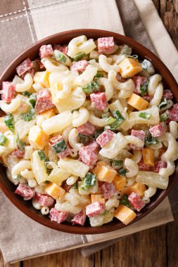 Hawaiian salata bir kase makarna, jambon, ananas, soğan, peynir ve mayonez yakın çekim üzerinden. Abov gelen dikey üstten görünüm