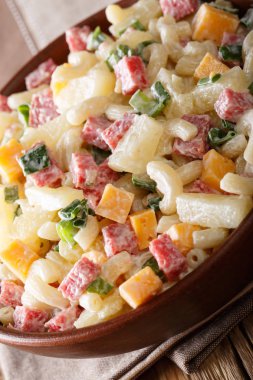 Hawaiian salata bir kase makarna, jambon, ananas, soğan, peynir ve mayonez yakın çekim üzerinden. Vertica